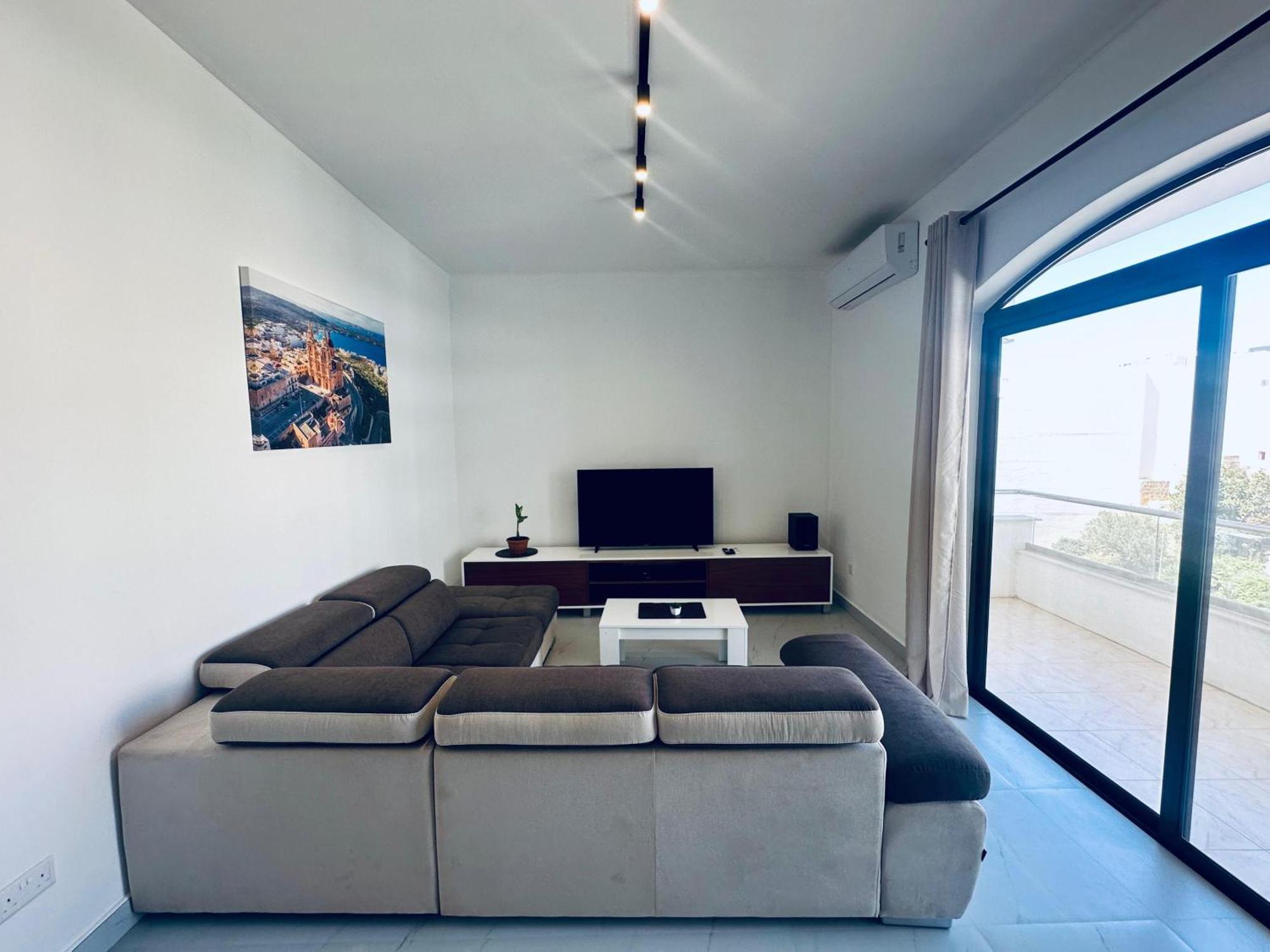 New, Modern And Spacious 4br In Apartment *